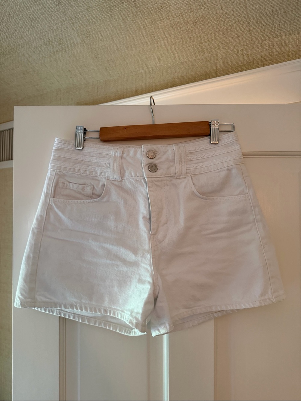 Frame Denim - Triple Binding Jean Shorts in White, Size 28